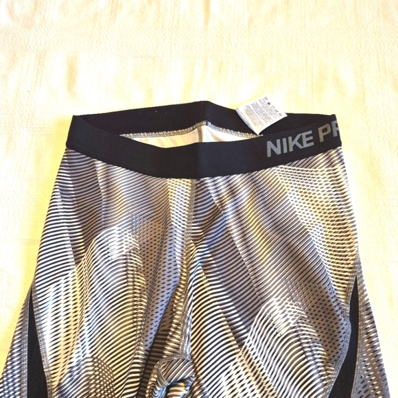 Nike Pro women's Medium gray black & white cropped leggings, VGUC - Picture 2 of 8